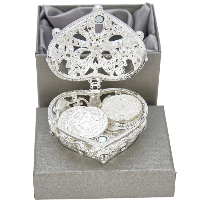 The silver wedding unity coin set features 13 silver coins, each engraved with English words such as harmony, respect, and unity. The set is presented in a silver packaging box with a silver heart-shaped jewelry box inside.