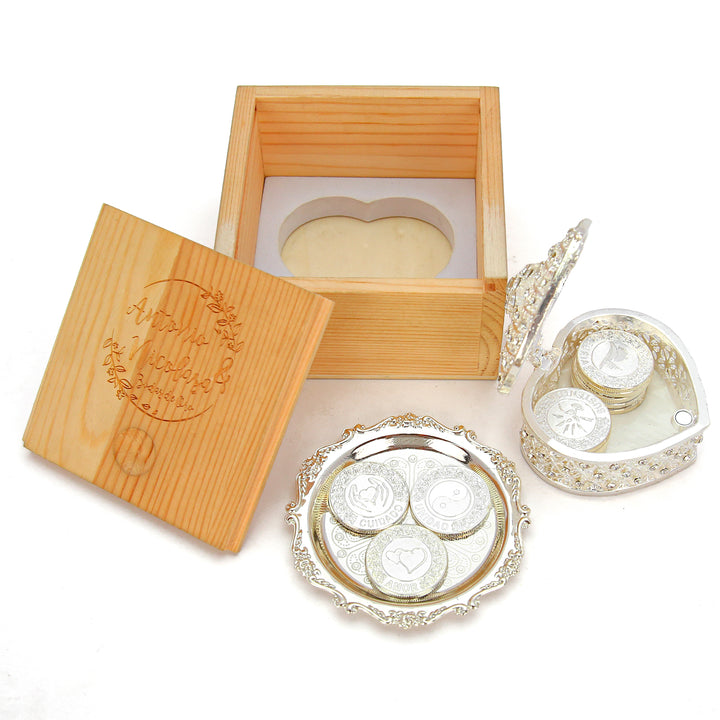 Set de Arras de Boda Personalizadas – 13 Monedas de Unión Grabadas con Caja Corazón Diamantada Deluxe | Regalo Católico Conmemorativo - TINGKU